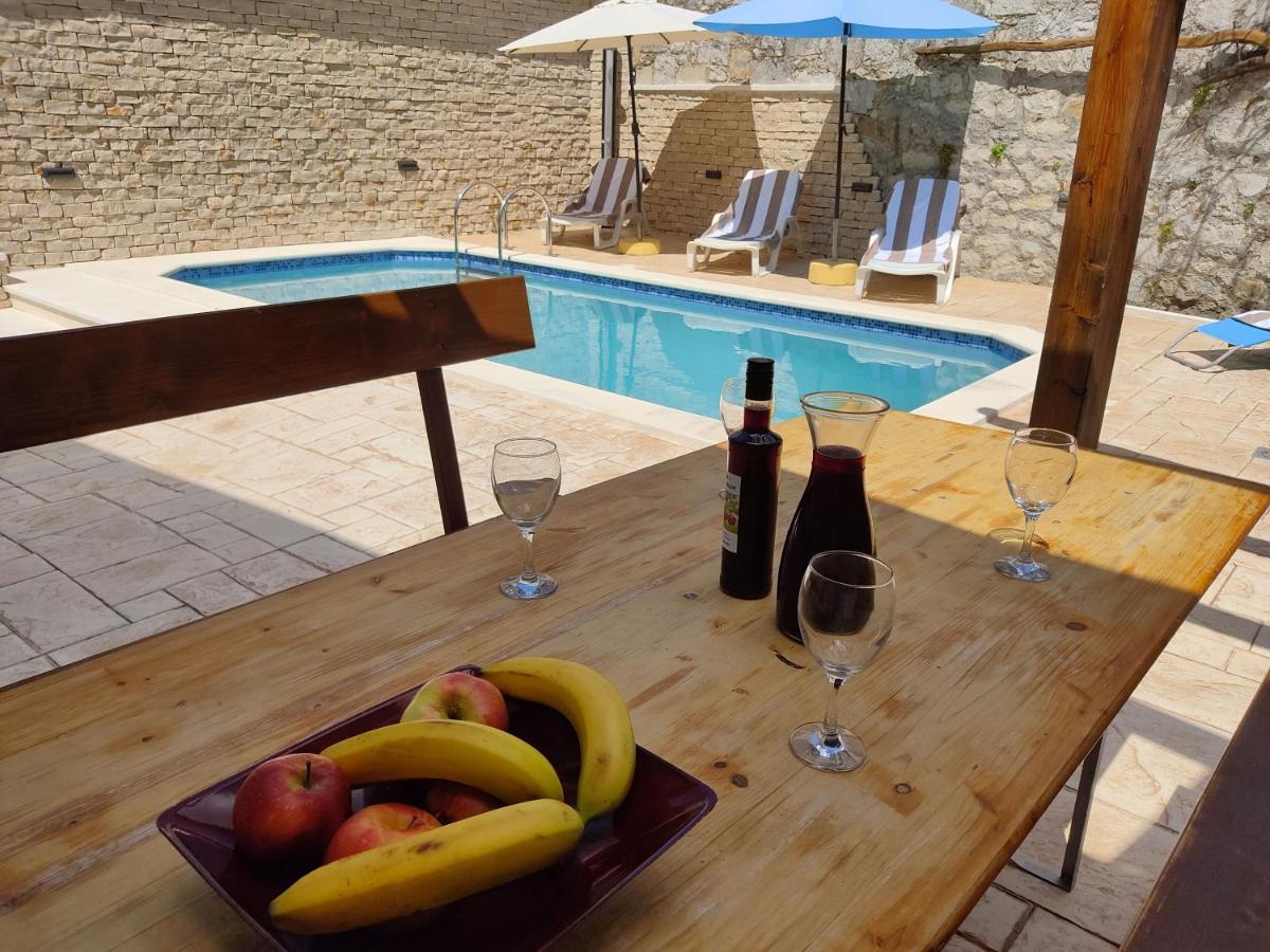 Ante, Near Omis, Free Parking Apartment *